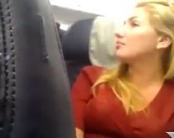 Блондинка, устроившая дебош в самолете, стала звездой интернета
