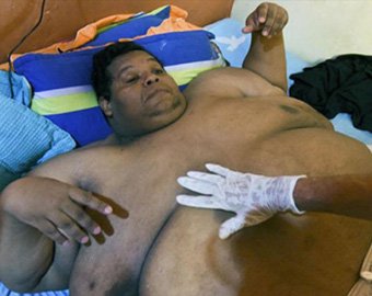 Самого толстого человека Колумбии отвезли худеть на пожарной машине