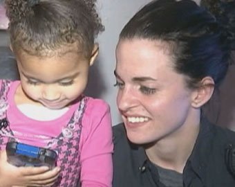 2-летняя девочка позвонила в полицию с просьбой помочь ей одеться