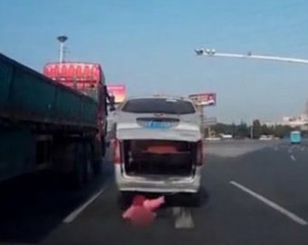 В Китае ребенок выпал на шоссе из багажника машины