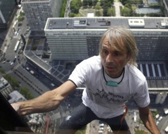 «Человек-паук» покорил небоскреб высотой 187 метров