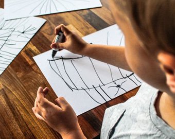 Дизайнер превращает детские рисунки в произведения искусства
