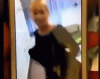 ПОЖИЛАЯ УЧИТЕЛЬНИЦА СТАНЦЕВАЛА СТРИПТИЗ ПЕРЕД УЧЕНИКАМИ