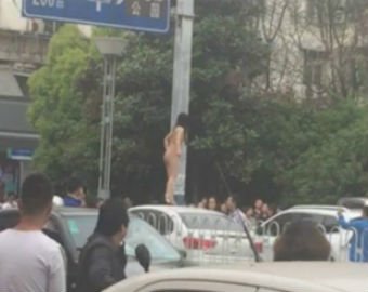 Голая девушка станцевала на крыше автомобиля в Китае