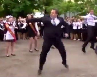 Танец директора лицея на выпускном покорил Интернет