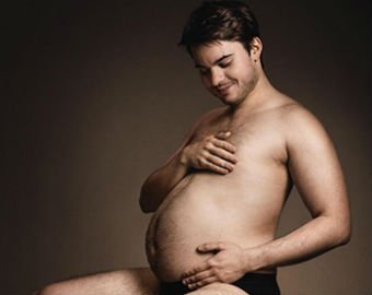 Мужчины спародировали фотосессии беременных женщин