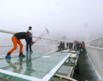 Китайцы попытались разбить самый длинный в мире стеклянный мост