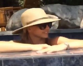 Бритни Спирс опубликовала откровенное видео из бассейна