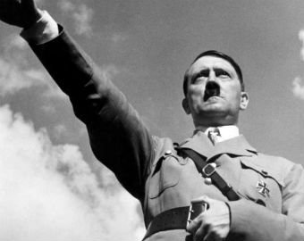 Мужчина обнаружил свое сходство с Гитлером на паспортном фото