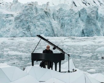 Kомпозитор сыграл на рояле на дрейфующей льдине
