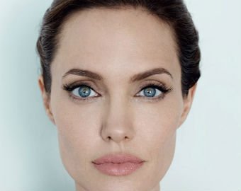 Девушка сделала 10 пластических операций, чтобы стать похожей на Джоли