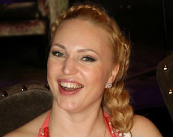 41-летняя Алла Довлатова снялась в бикини