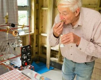 Пенсионер придумал робота, который готовит ему завтраки