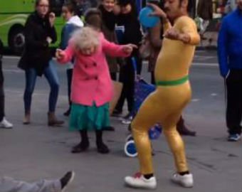 Видео с танцующей старушкой покорило интернет-пользователей