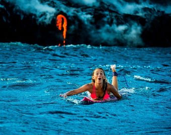 Блондинка-серфингистка на фоне вулкана взорвала интернет