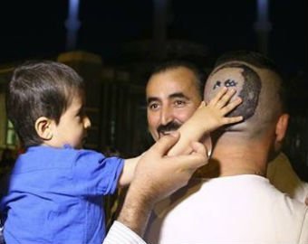 Парикмахер выстриг портрет Эрдогана на голове помощника