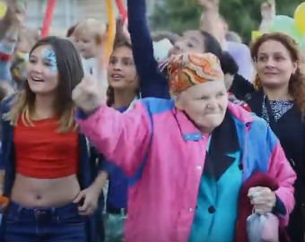 Танцующая бабуля прославилась в рунете