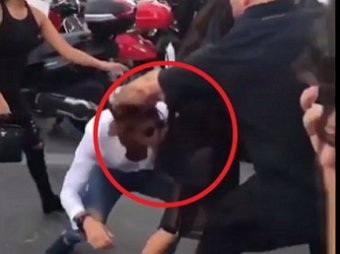 Журналист напал на Ким Кардашьян и поцеловал её в зад
