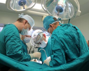 Пластический хирург устроил танцы во время операции