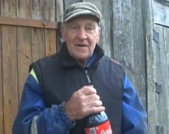 Пенсионер нырнул на машине в бассейн с газировкой