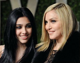 Дочь Мадонны пришла на вечеринку с обнаженной грудью