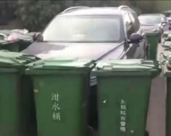 Дворник жестоко наказал нарушителя правил парковки