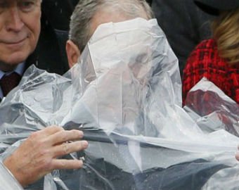 Шуршащий дождевик Буша стал еще одним популярным мемом инаугурации