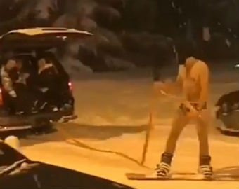 Мужчина в плавках и ушанке прокатился по улицам Сочи на сноуборде