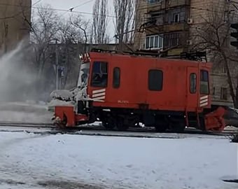 Снегоуборщик стал звездой интернета в Волжском