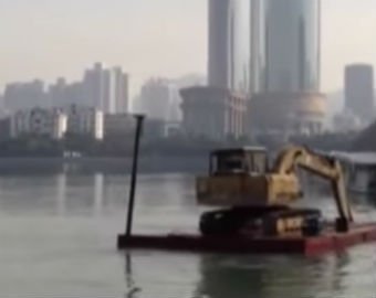 Мужчина попытался переплыть реку на экскаваторе и чуть не утонул