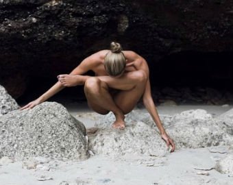 Обнаженная поклонница йоги покорила Instagram