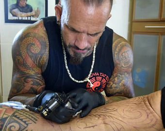 Бодибилдер за несколько месяцев покрыл все свое тело татуировками