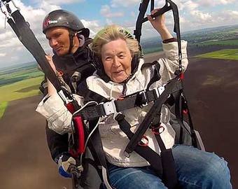 81-летняя жительница Тольятти совершила полет на параплане
