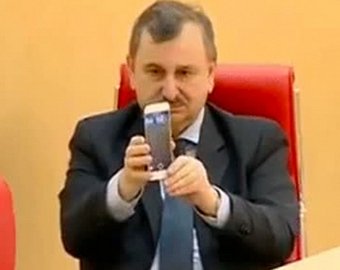 Попытка грузинского депутата сделать селфи умилила соцсети