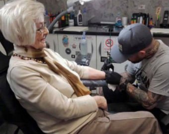 Женщина сделала первую татуировку в 82 года