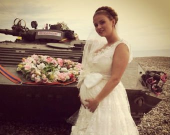 Анна Семенович заинтриговала всех снимком в свадебном платье
