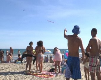 Пранкеры на самолетах обматерили туристов на французском пляже