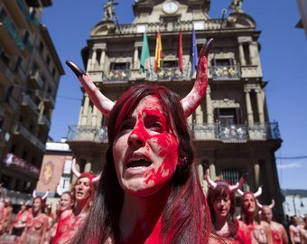 Голые девушки вышли на акцию против забегов с быками в Испании