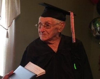 Ветеран закончил школу в 97 лет