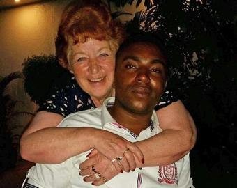 72-летняя англичанка вышла замуж за 27-летнего нигерийца