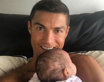 Роналду впервые опубликовал совместное фото с близнецами и беременной подругой