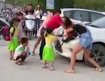 Женщины подрались за место на школьной парковке на глазах у детей