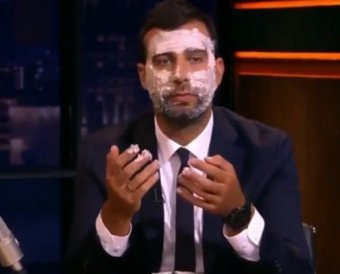 Ургант намазал лицо птичьим помётом и пошутил над Владимиром Соловьевым