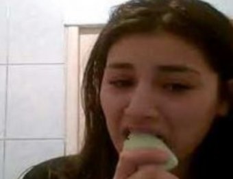 Девушка на спор съела зубную пасту, мыло и шампунь