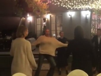 "Чувство ритма — наше все": фанаты высмеяли Волочкову за неуклюжий танец на вечеринке (ВИДЕО)