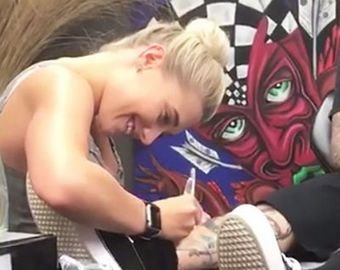 Татуировщик сделал своей девушке предложение самым оригинальным в мире способом