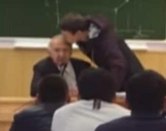Профессор ЮУрГУ простил студента, который поцеловал его на лекции