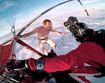 Каскадер выпрыгнул из воздушного шара с высоты 4000 метров без парашюта