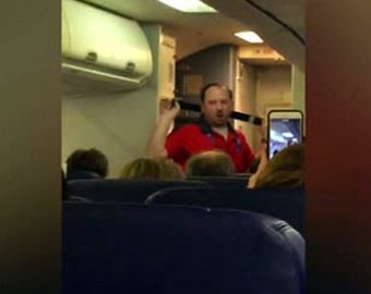 Танец стюарда на борту самолета попал на видео
