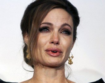 Поклонники раскритиковали Анджелину Джоли "за старушечий наряд"